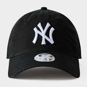 Aritzia New Era Yankees Hat. NEW